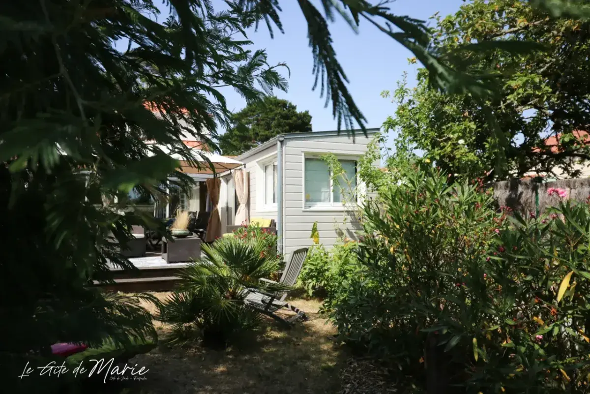 Le jardin ensoleillé du Gîte de Marie